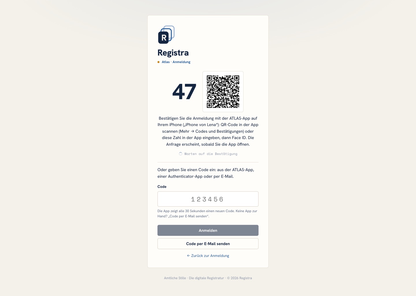 Die Anmeldung bei Atlas, zweiter Schritt: Zahl und QR-Code zur Bestätigung mit der iPhone-App, alternativ ein Code aus der App, einer Authenticator-App oder per E-Mail