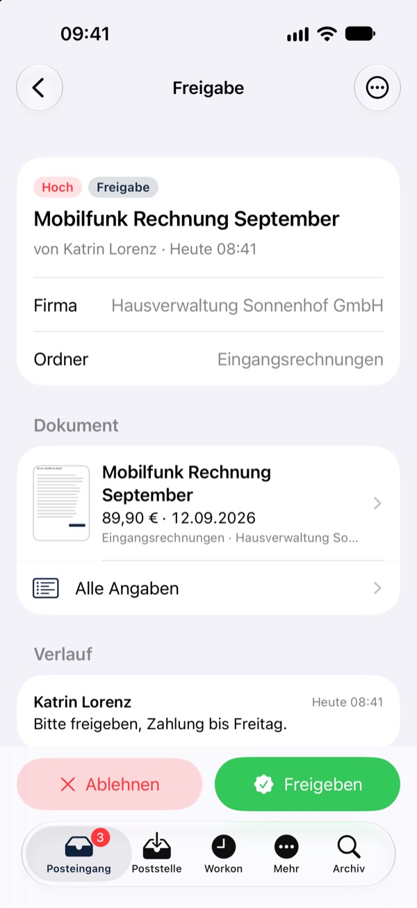 iPhone-App: eine Freigabeanfrage im Posteingang mit den Schaltflächen „Freigeben“ und „Ablehnen“